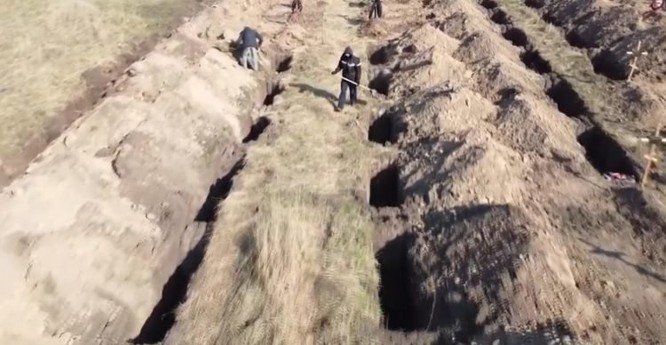 Ukraina: đào hàng trăm ngôi mộ để dọa người dân ở nhà ảnh 1