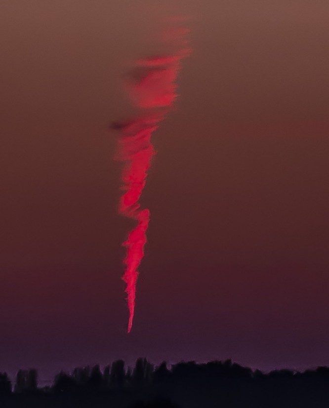 Vật thể lạ cháy rực trên bầu trời nước Anh ảnh 1