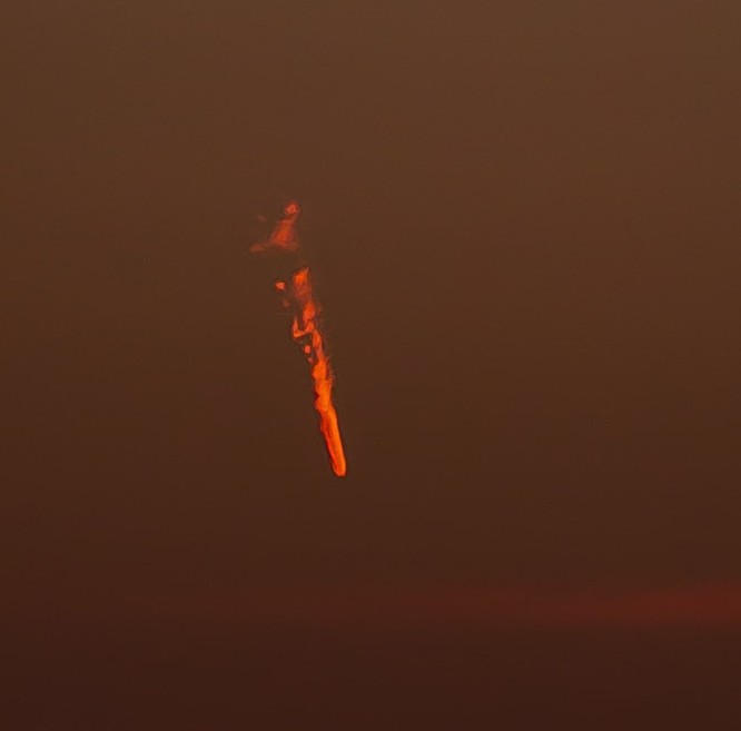 Vật thể lạ cháy rực trên bầu trời nước Anh ảnh 2