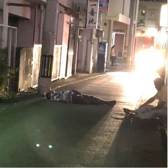 Người dân Nhật Bản “thi nhau” ra đường ngủ vào ban đêm ảnh 3