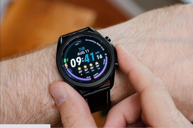 Samsung Galaxy Watch 3 vs Apple Watch SE: Smartwatch nào đáng mua với mức giá 10 triệu đồng? ảnh 1