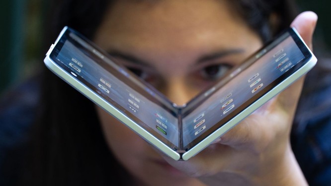 Samsung Galaxy Z Fold 2 và Surface Duo: Nên chọn điện thoại gập nào trong tầm giá 50 triệu đồng? ảnh 9