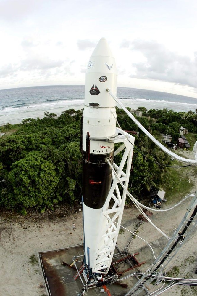 Các kỹ sư tên lửa của SpaceX từng đình công vì bị bỏ đói trên hòn đảo không có thức ăn ảnh 1