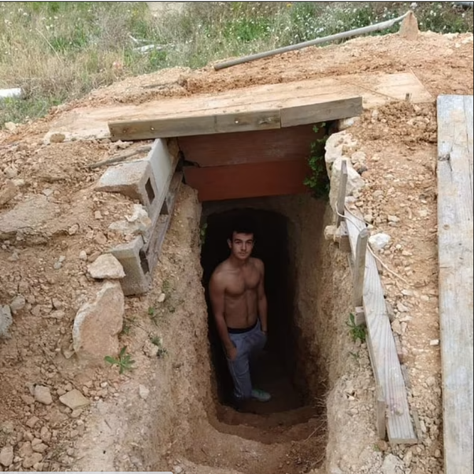 Chàng thanh niên dành 6 năm đào hầm bí mật sau vườn nhà vì cãi nhau với bố mẹ ảnh 1