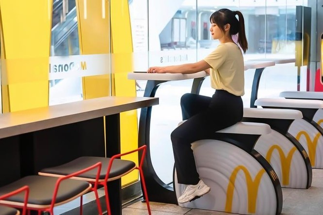 Cửa hàng McDonald's thay thế ghế ngồi bằng máy đạp xe giúp khách hàng vừa ăn vừa giảm cân ảnh 1