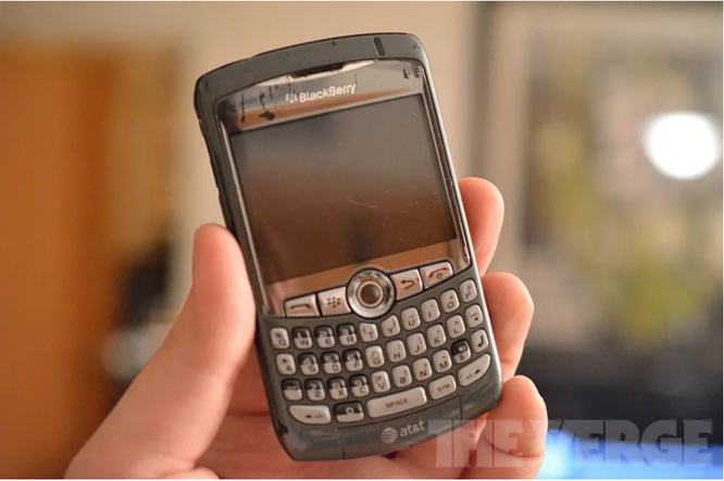 Những mẫu điện thoại BlackBerry sẽ biến thành cục gạch sau ngày 04/01 tới đây ảnh 1