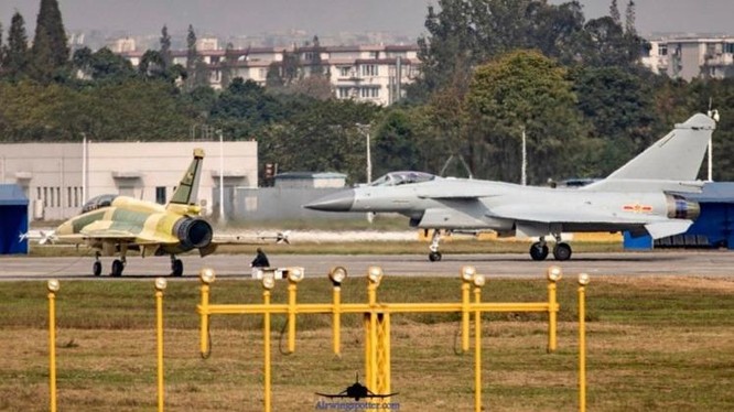 JF-17 Block 3 vs J-10C: Đâu là máy bay chiến đấu hạng nhẹ "nguy hiểm" nhất của Trung Quốc? ảnh 2