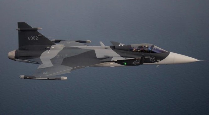 Gripen E vs F-35: Đâu là máy bay chiến đấu một động cơ tốt nhất thế giới? ảnh 1