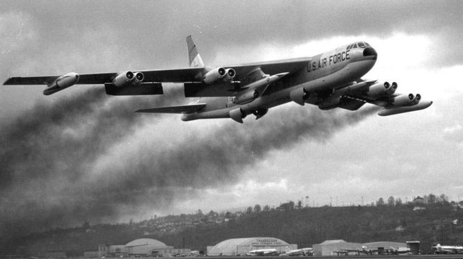 Vì sao B-52 vẫn là mẫu máy bay ném bom nguy hiểm nhất của Mỹ? ảnh 1