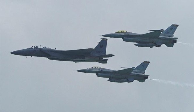 Tại sao các phi công của Lực lượng Không quân Mỹ thích sử dụng tiêm kích F-35 hơn F-22? ảnh 2