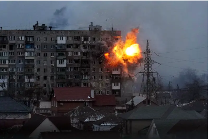 Hình ảnh cho thấy Mariupol từ một thành phố cảng công nghiệp biến thành đống đổ nát ảnh 6