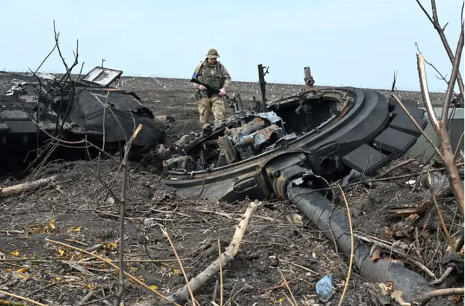 Nga đã mất gần 1.000 xe tăng trong cuộc chiến với Ukraine ảnh 1