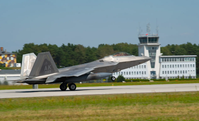 Tiêm kích F-22 của Mỹ đã đến Ba Lan, Mỹ gửi thông điệp mạnh mẽ đến Nga ảnh 1