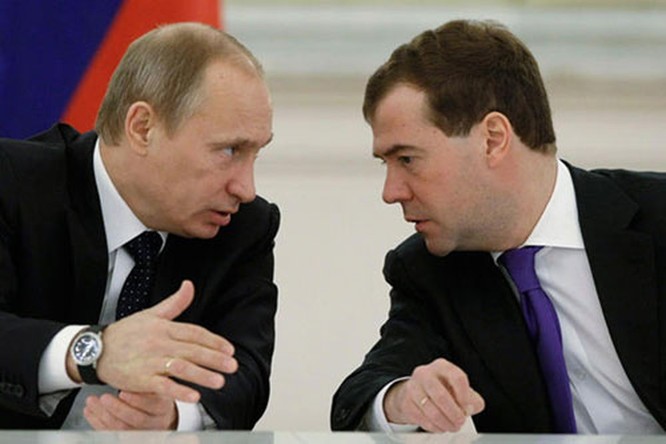 Tổng thống Nga V.Putin (bên trái) và Thủ tướng Nga Dmitry Medvedev (bên phải)-một trong những ứng cử viên tổng thống Nga vào năm 2014 (Ảnh Sputnik)