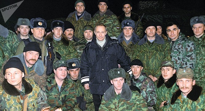 Quyền Tổng thống Nga V.Putin cùng với các binh sĩ Nga thực thi chiến dịch chống khủng bố ở Chesnia tháng 12/1999 (Ảnh: Sputnik).