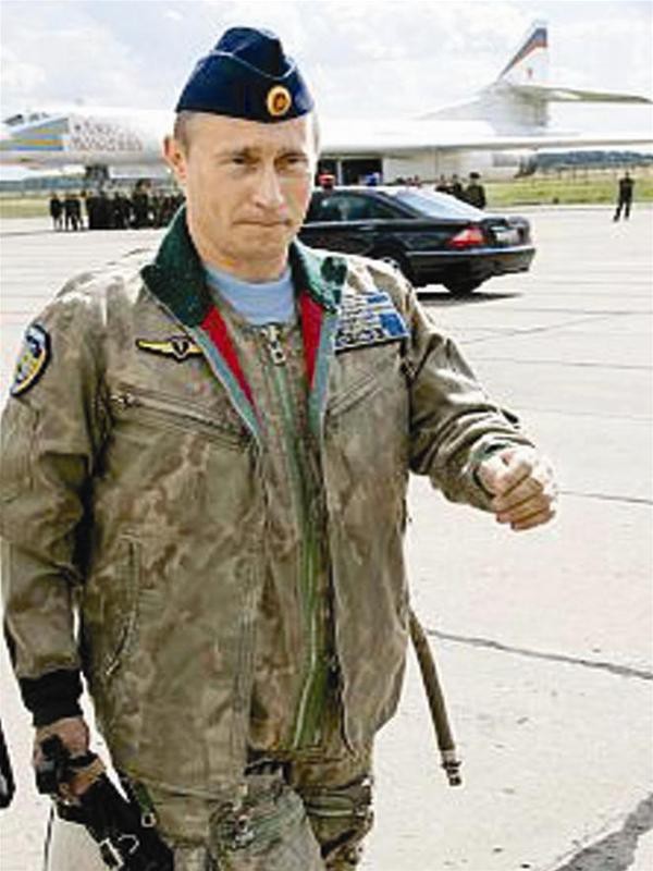 “Phi công” Putin chuẩn bị lái máy bay ném bom chiến lược TU-160(Ảnh: Sputnik).