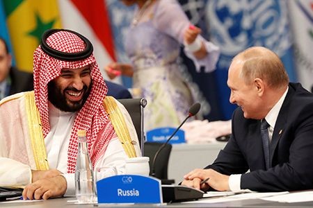 Thái tử Mohammed Bin Salman và Tổng thống Nga V.Putin trao đổi thân tình tại Thượng đỉnh G-20 tại Buenos Aires tháng 12/2018. (Ảnh Reuters). 