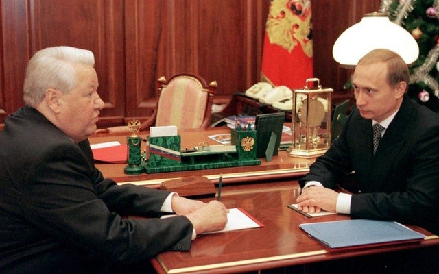 Tổng thống Nga B.Yeltsin (trái) gặp Thủ tướng V.Putin tại Điện Kremlin vào ngày 31/12/1999 trước khi chỉ định V.Putin đảm nhiệm Quyền Tổng thống Nga (Ảnh: AFP).