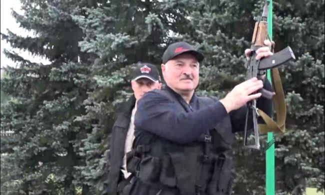 Tổng thống Belarus A.Lukashenko cầm súng tại dinh thự, thể hiện quyết tâm ổn định tình hình (Ảnh EAD)