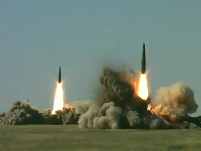 Tên lửa đạn đạo chiến thuật Iskander của Nga khai hỏa
