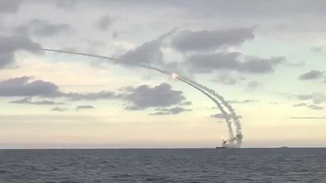 Tàu ngầm Kilo Nga phóng tên lửa hành trình Kalibr tấn công phiến quân Syria từ Địa Trung Hải