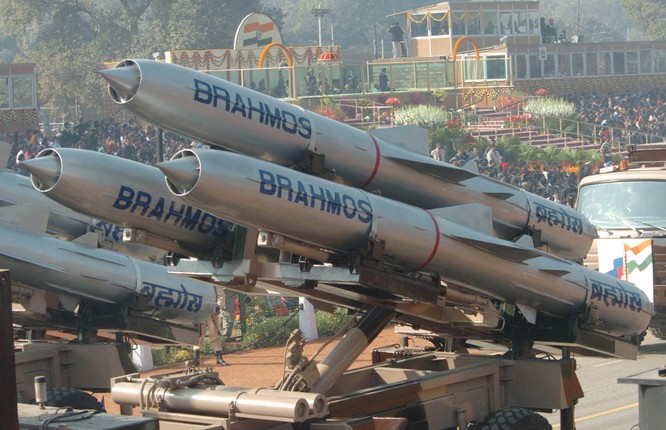 Theo giới chuyên gia, chỉ cần 64 tên lửa BrahMos đủ sức vô hiệu hóa cả một cụm tàu sân bay