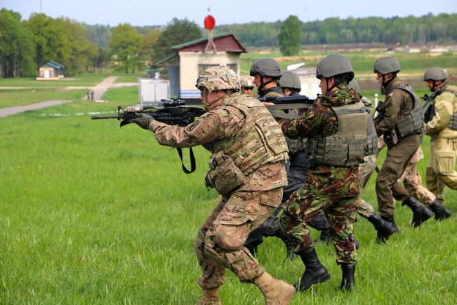 Lính Ukraine được cố vấn Mỹ huấn luyện quân sự
