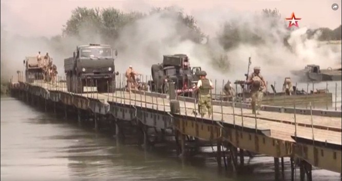 Quân đội Nga bắc cầu dã chiến vượt sông Euphrates yểm trợ quân đội Syria tấn công IS