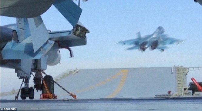 Chiến đấu cơ Su-33 xuất kích từ tàu sân bay Đô đốc Kuznetsov trong chuyến làm nhiệm vụ tại Syria