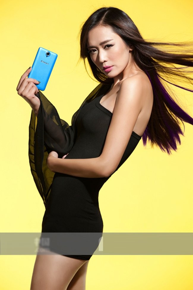 Chân dài điệu đà và gợi cảm bên smartphone ảnh 6
