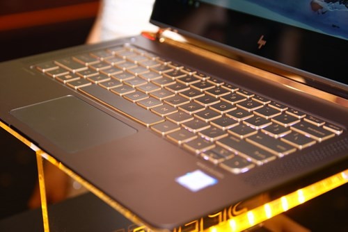 Laptop siêu mỏng HP Spectre giá 42,99 triệu đồng ảnh 2