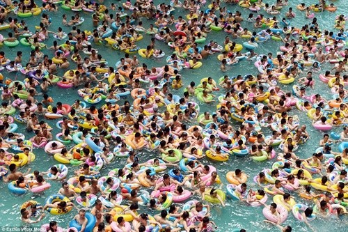 "Choáng" cảnh gần 10.000 người chen nhau lội trong hồ bơi tránh nóng ảnh 1