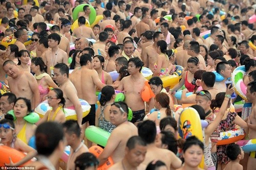 "Choáng" cảnh gần 10.000 người chen nhau lội trong hồ bơi tránh nóng ảnh 4