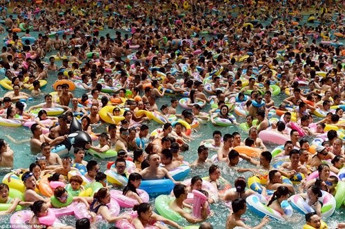 "Choáng" cảnh gần 10.000 người chen nhau lội trong hồ bơi tránh nóng ảnh 5