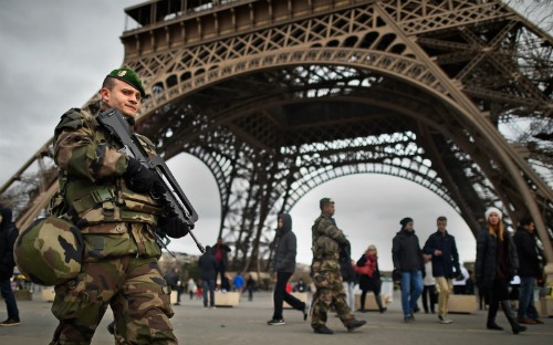 Tháp Eiffel đóng cửa sau khủng bố Paris ảnh 1
