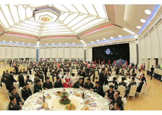  Kim Jong Un mở đại tiệc mừng phóng vệ tinh thành công ảnh 12