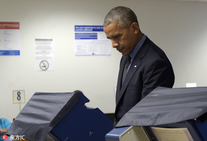 Tổng thống cũng đãng trí: Ông Obama đi bỏ phiếu, quên điện thoại chạy về lấy ảnh 5