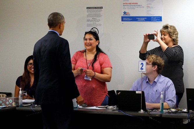 Tổng thống cũng đãng trí: Ông Obama đi bỏ phiếu, quên điện thoại chạy về lấy ảnh 11