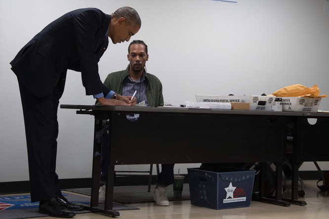 Tổng thống cũng đãng trí: Ông Obama đi bỏ phiếu, quên điện thoại chạy về lấy ảnh 6