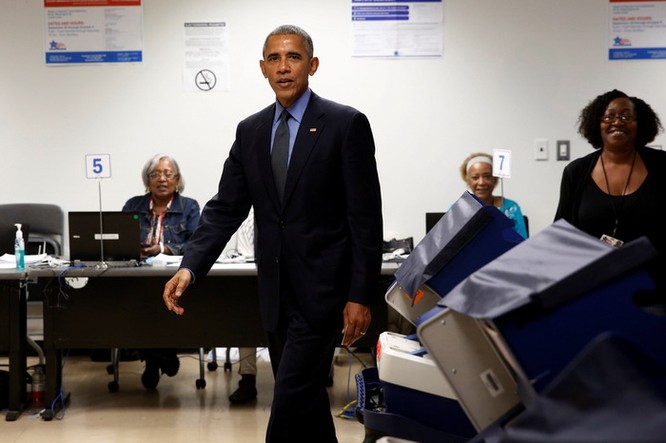 Tổng thống cũng đãng trí: Ông Obama đi bỏ phiếu, quên điện thoại chạy về lấy ảnh 9