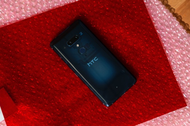 Đánh giá HTC U12+: thực sự xứng đáng với mức giá 800 USD? ảnh 2