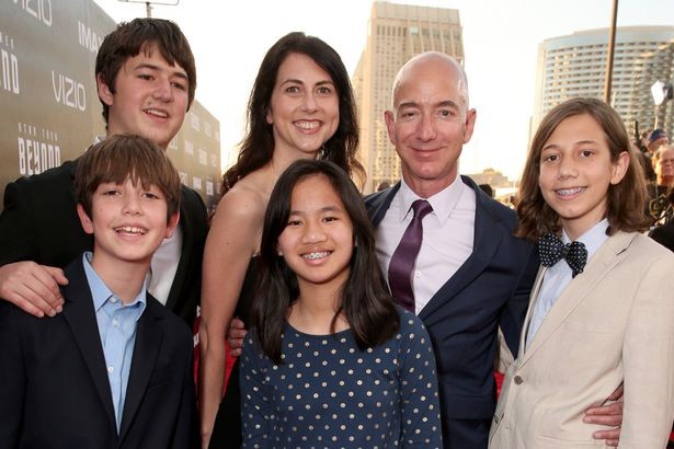 Jeff Bezos cùng vợ cũ và các con
