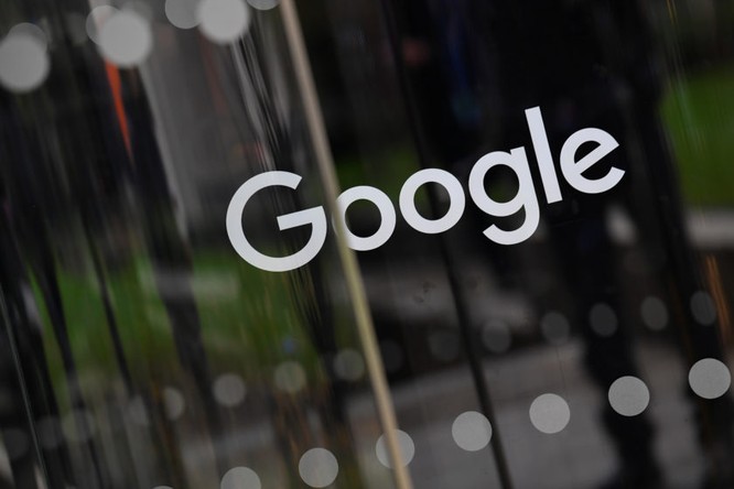 Dòng chữ Google được hiển thị bên ngoài văn phòng của công ty ở London, Anh ngày 1/1/2018. Ảnh: Reuters
