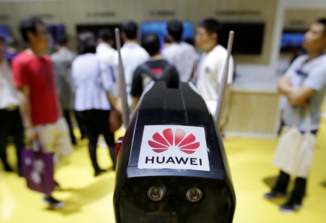 Một robot bảo mật sử dụng công nghệ 5G của Huawei được trưng bày tại một triển lãm trong Đại hội Tình báo Thế giới ở Thiên Tân, Trung Quốc ngày 16.5.2019. Ảnh: Ruters