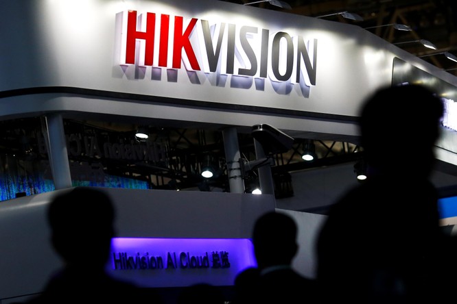 Khách thăm quan đi bộ gần gian hàng của Công ty công nghệ kỹ thuật số Hikvision tại triển lãm Security China 2018 về an ninh công cộng tại Bắc Kinh, Trung Quốc ngày 23.10.2018. Ảnh: Reuters