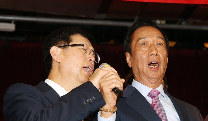 Tân chủ tịch Foxconn Liu Young-way (trái) và cựu Chủ tịch Terry Gou (phải). Ảnh: SCMP