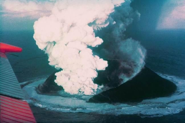 Nước có thể dập được lửa nhưng vì sao núi lửa ngầm vẫn có thể phun trào dưới đại dương? ảnh 2