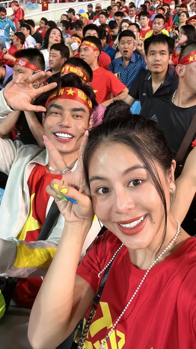 Bóng đá Việt Nam vô địch SEA Games 31 và muôn kiểu chúc mừng của các sao Việt ảnh 4