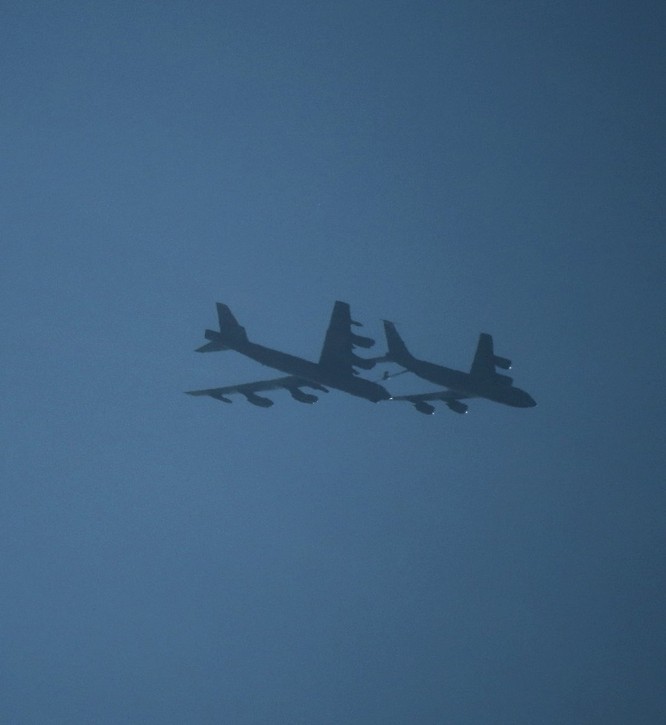 Mỹ ồ ạt triển khai 6 “Pháo đài bay” B-52 tới châu Âu để đối phó Nga ảnh 3