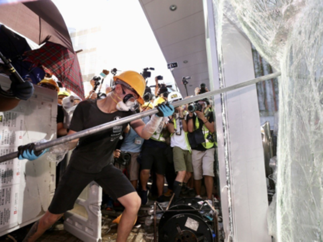 Các triệu phú Hồng Kông đang đua nhau "tháo chạy" khỏi xứ Cảng Thơm ảnh 1